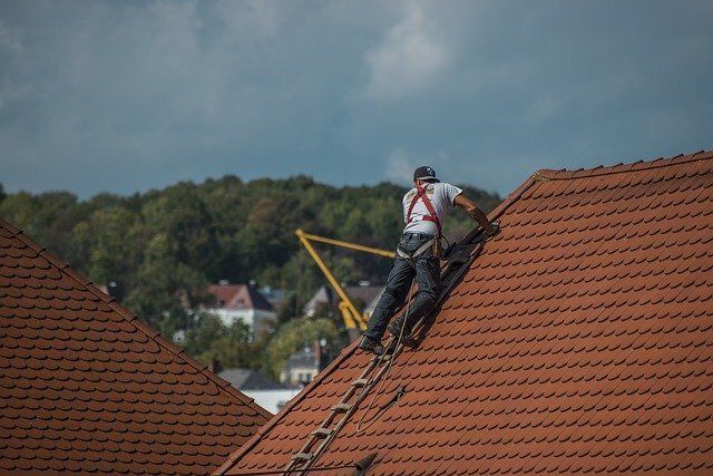 Artisan couvreur travaillant en toute sécurité sur un toit