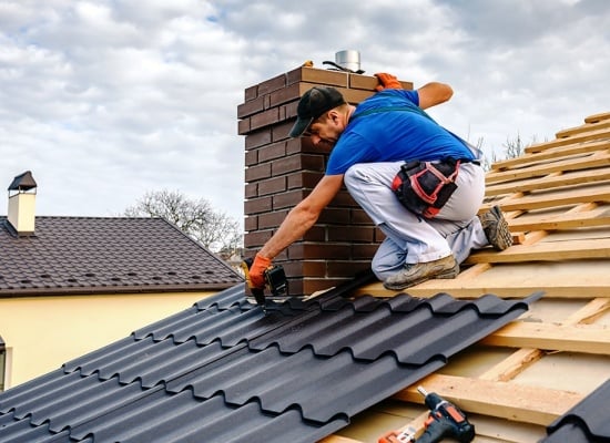 Artisan couvreur Couvreur Toulouse Pro travaillant sur une toiture