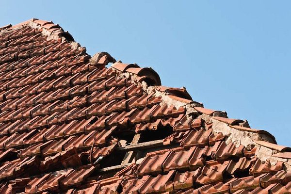 Des Tuiles Abîmées ou Déplacées